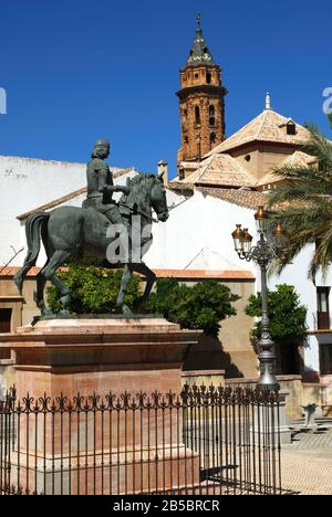 Plaza Guerrero Munoz con la torre della Iglesia San Sebastian e Convento de la Encarnacion al centro e la statua di Fernando i che era il Foto Stock