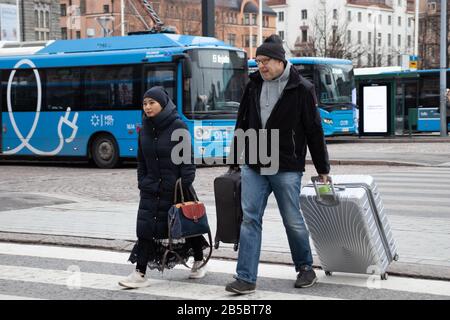 Helsinki, Finlandia - 3 marzo 2020: Turisti sulla strada del centro di Helsinki, editoriale Illustrativo Foto Stock