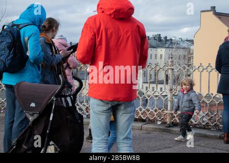 Helsinki, Finlandia - 3 Marzo 2020: Famiglia Di Turisti, Editoriale Illustrativa Foto Stock