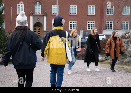 Helsinki, Finlandia - 3 Marzo 2020: Turisti Europei Che Camminano , Editoriale Illustrativa Foto Stock