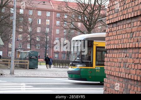 Helsinki, Finlandia - 3 marzo 2020: Tram nel centro della città , Editoriale Illustrativa Foto Stock