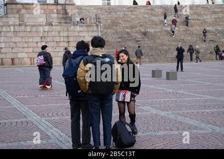 Helsinki, Finlandia - 3 marzo 2020: Turisti asiatici in strada, Editoriale Illustrativa Foto Stock