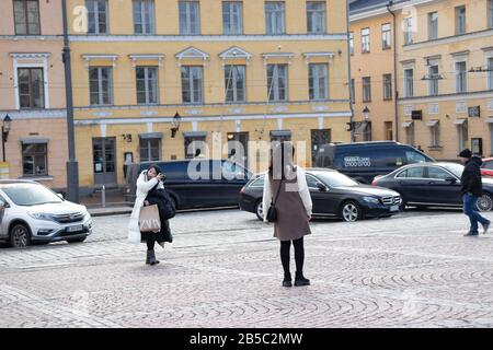 Helsinki, Finlandia - 3 marzo 2020: Turisti asiatici in strada, Editoriale Illustrativa Foto Stock