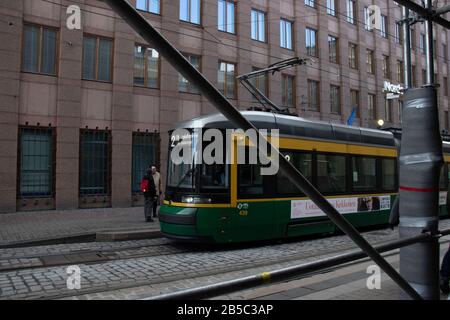 Helsinki, Finlandia - 3 marzo 2020: Tram per strada, Editoriale Illustrativa Foto Stock