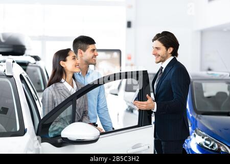 Abbinare Automobile Scelta Con Professional Dealer In Luxury Dealership Store Foto Stock