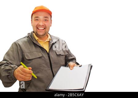 Presentazione-ritratto di un consegnante o di un corriere, con la forma del documento di conferma per la firma. Isolato su bianco Studio Foto Stock