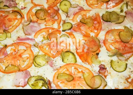 Sfondo appetitosi salsiccia per pizza pizza closeup riempimento del telaio. Foto Stock