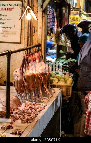 Impiccagione di uccelli macellati in vendita in un tradizionale mercato indonesiano, Lembang, Giava Occidentale, Indonesia Foto Stock