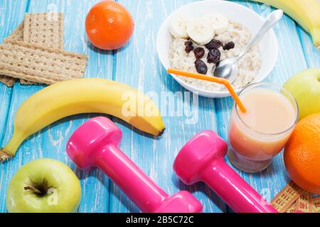 Frutta, verdure, succo, frullati e dumbbells salute dieta e fitness stile di vita concetto Foto Stock