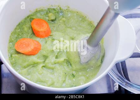 Preparare purea la minestra di closeup in vaso bianco Foto Stock