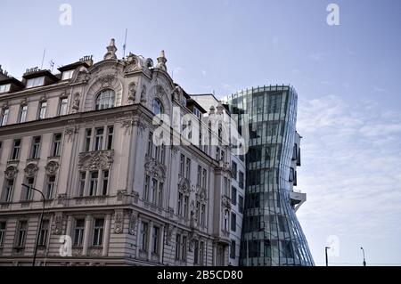 Praga, Repubblica Ceca - 31 dicembre 2019: L'architettura moderna della Casa Dancing vicino ad un vecchio edificio bohémien Foto Stock