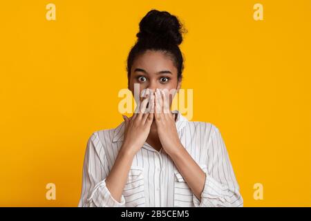 No. Scioccata ragazza nera che copre la bocca con le mani in stupore Foto Stock