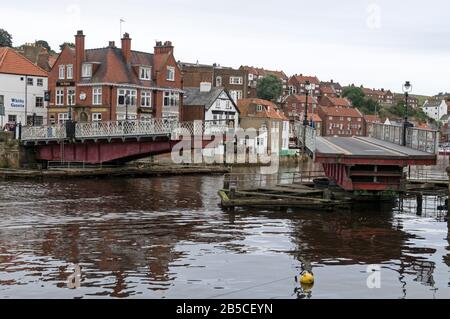 Il ponte di swing sul fiume Ask che collega il lato storico di Whitby con il lato principale dello shopping di Whitby sulla costa orientale nel North Yorkshire, Foto Stock