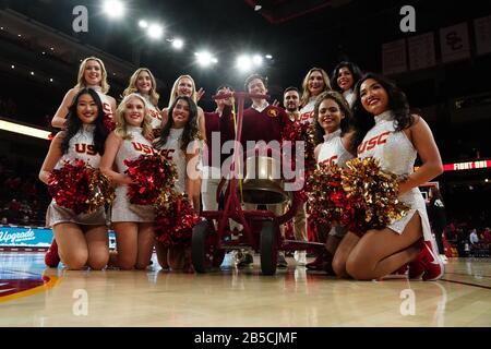 Le cheerleaders delle ragazze della canzone dei Trojans della California del sud posano con la campana di vittoria dopo un gioco di pallacanestro dell'università di NCAA contro le rovine dell'UCLA, sabato, 7 marzo 2020, a Los Angeles. USC sconfisse l'UCLA 54-52. (Foto di IOS/ESPA-Images) Foto Stock