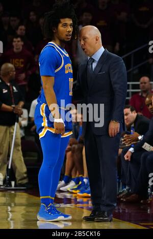 UCLA Bruins Head Coach Mick Cronin (a destra) parla con Guard Tyger Campbell (10) durante una partita di basket del NCAA College contro i Trojans della California meridionale, sabato 7 marzo 2020, a Los Angeles. USC sconfisse l'UCLA 54-52. (Foto di IOS/ESPA-Images) Foto Stock