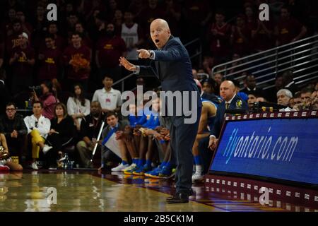 UCLA Bruins Head Coach Mick Cronin reagisce durante una partita di basket del NCAA College contro i Trojans della California meridionale, sabato 7 marzo 2020, a Los Angeles. USC sconfisse l'UCLA 54-52. (Foto di IOS/ESPA-Images) Foto Stock
