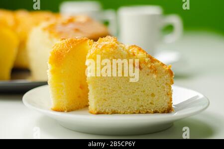 Porzione di torta di pane di Madeira servito su un piccolo piatto, dolce tradizionale Foto Stock