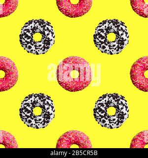 Ciambelle rosa senza cuciture e cioccolato su sfondo giallo isolato vista dall'alto, colorato ornamento ripetizione ciambella, bagel carta da parati, dolci torte Foto Stock