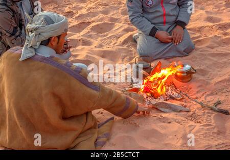 Aqaba, Giordania - 5 gennaio 2020: Cerimonia del tè beduino nel deserto di Wadi Rum in attesa del tramonto sulle rocce di granito della Valle del Foto Stock