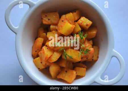 Patate speziate in un kadhai - cibo vegetariano indiano Foto Stock