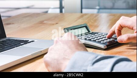Imprenditore contabile che calcola i dati finanziari in ufficio. Foto Stock