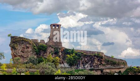 Scene with ruins of Kruja castle, near Tirana,Albania. Kruja is the hometown of Skanderbeg,the hero of Albania. Foto Stock