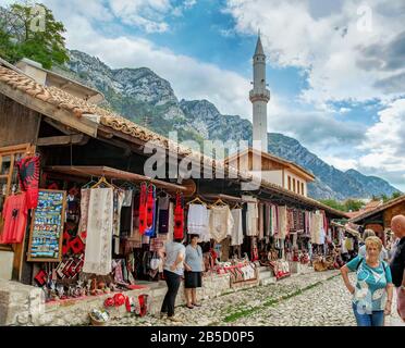 Tradizionale mercato ottomano a Kruja, vicino a Tirana, città natale di National Hero Skanderbeg.mercato delle pulci in Albania. Oggetti d'antiquariato e souvenir in vendita. Foto Stock