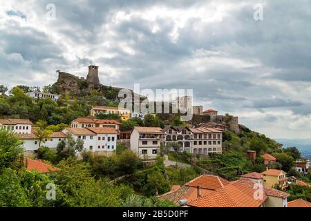 Bandiera albanese con aquila nera su sfondo rosso, con sullo sfondo le  montagne intorno al castello di kruja, il castello di eroe nazionale  skanderbeg Foto stock - Alamy