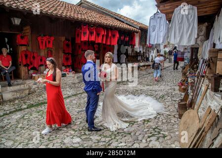 Coppia di nozze prepararsi per la fotografia sulla strada del mercato tradizionale delle pulci di Kruja.Kruja è la città natale di Skanderbeg, l'eroe dell'Albania Foto Stock