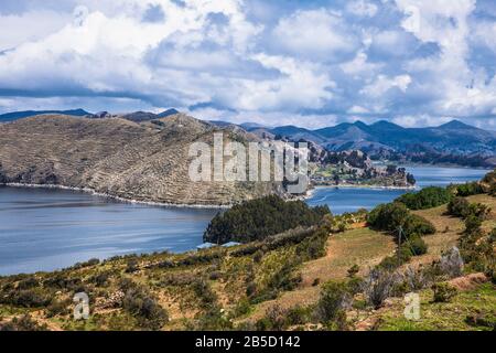 Vista panoramica da Isla del Sol isola sul lago Titicaca, Bolivia. Sud America. Foto Stock