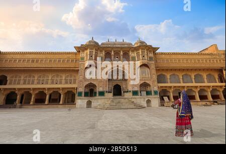 Donna in abito tradizionale al Forte storico Amer a Jaipur Rajasthan India Foto Stock