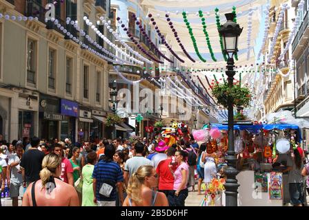 Persone che godono della Fiera di Malaga lungo Calle Marques de Larios, Malaga, Spagna. Foto Stock
