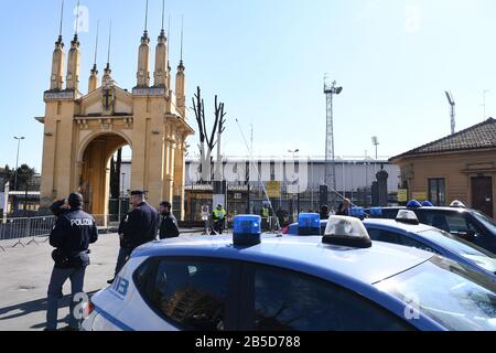 Parma, Italia. 08th Mar, 2020. Polizia e Carabinieri di fronte allo stadio Parma 08/03/2020 Stadio Ennio Tardini Calcio Serie A 2019/2020 Parma Calcio Vs Spal Photo Matteo Gribaudi/Insidefoto Credit: Insididefoto srl/Alamy Live News Foto Stock