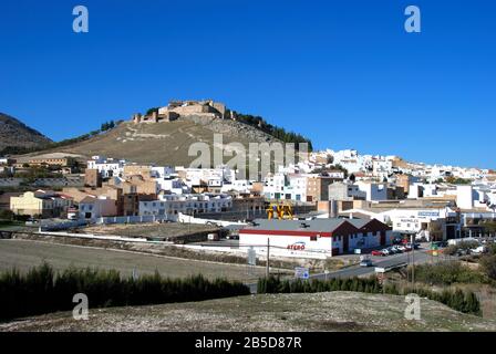 Veduta generale della città con il castello, la chiesa e il convento (Iglesia y Convento de Santa Clara de Jesus) sulla collina, Estepa, Spagna. Foto Stock