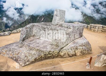 Machu Picchu, pietra di Intihuatana, particolare dalla città peruviana inca, patrimonio mondiale dell'unesco, valle sacra, Cusco regione, Perù Foto Stock