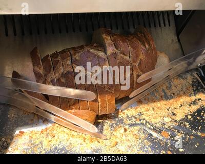 Macchina per affettare il pane nella linea di produzione di prodotti da  forno Foto stock - Alamy