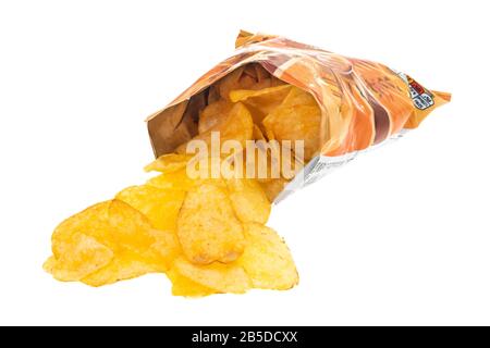 Una borsa di patatine con il contenuto che fuoriesce - sfondo bianco Foto Stock