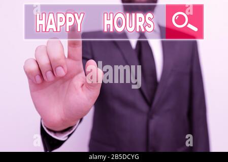 Segno di testo che mostra le ore felici. Business photo vetrina quando le bevande sono venduti a prezzi ridotti in un bar o ristorante Foto Stock