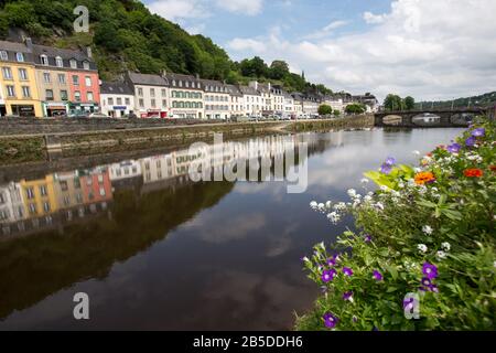 Città Di Chateaulin, Francia. Pittoresca vista estiva del fiume Aulne mentre scorre attraverso la città di Chateaulin. Foto Stock