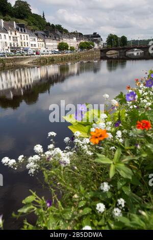 Città Di Chateaulin, Francia. Pittoresca vista estiva del fiume Aulne mentre scorre attraverso la città di Chateaulin. Foto Stock