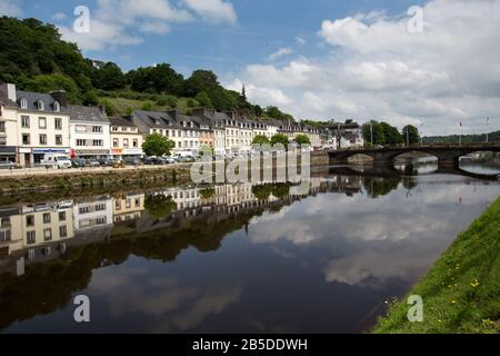 Città Di Chateaulin, Francia. Pittoresca vista estiva del fiume Aulne mentre scorre attraverso la città di Chateaulin. Foto Stock