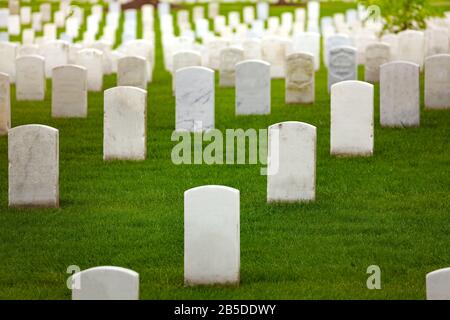 Cimitero militare cimitero cimitero e lapidi molte tombe sepolcrali bianche sul prato verde erba Foto Stock