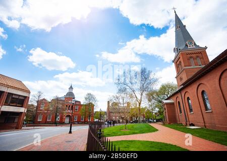La Casa del Governo e la Parrocchiale episcopale di Sant'Anna ad Annapolis ma con vecchi rami di alberi a primavera, Maryland USA Foto Stock