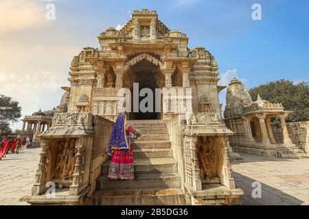 Antico tempio indù rovine architettura a Chittorgarh Fort. Chittor Fort è un sito patrimonio dell'umanità dell'UNESCO a Udaipur, Rajasthan, India Foto Stock
