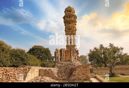 Chittorgarh Fort architettura antica con vista del monumento della vittoria conosciuto come 'Vijaya Stambha' con le rovine medievali a Udaipur, Rajasthan, India Foto Stock