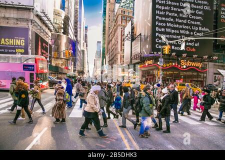 La città di New York, Usa-Jan 13, 2019: Times Square, in primo piano con i Teatri di Broadway e il LED di segni, è un simbolo della città di New York Manhattan. La città di New York. Foto Stock