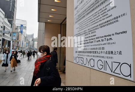 L'avviso viene visualizzato presso il grande magazzino Matsuya Ginza di Tokyo, Giappone, domenica 8 marzo 2020. Questo deposito ha ridotto il?hours operativo per controllare la diffusione di nuovo coronavirus. Il governo giapponese inasprirà le restrizioni all'ingresso dalla Cina e dalla Corea del Sud dal 9 marzo 2020 fino alla fine di questo mese. Il visto rilasciato sarà invalidato, e ai visitatori sarà richiesto di attendere a casa o in hotel per due settimane. La Corea del Sud avrà iniziato a prendere contromisure contro il Giappone, inclusa la sospensione del visto lo stesso giorno. Foto di Keizo Mori/UPI Foto Stock