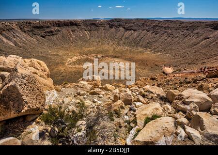 Meteor Crater, noto anche come Barringer Crater, visto dal ponte superiore al bordo nord, National Natural Landmark vicino a Winslow, Arizona, Stati Uniti Foto Stock
