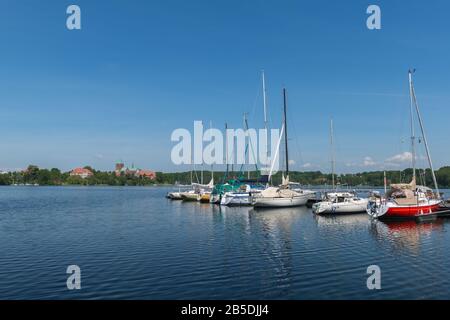 Lago Ratzeburg e città Ratzeburg con cattedrale, Dukedom di Lauenburg, Schleswig-Holstein, Germania del Nord, Europa centrale Foto Stock