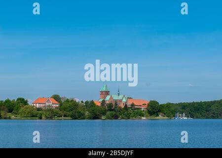 Lago Ratzeburg e città Ratzeburg con cattedrale, Dukedom di Lauenburg, Schleswig-Holstein, Germania del Nord, Europa centrale Foto Stock